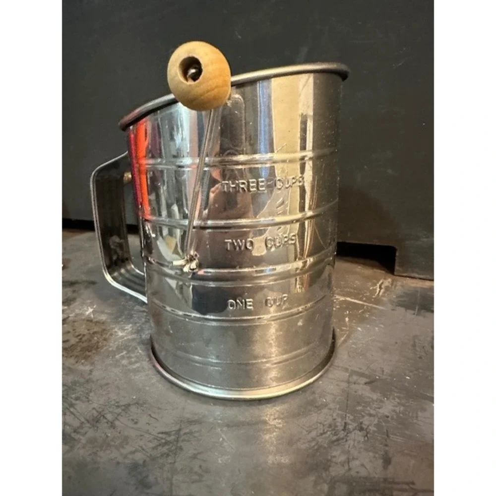 Vintage Style Stainless Steel 3 Cup Flour Sifter with Wood Knob Crank‎ Handle